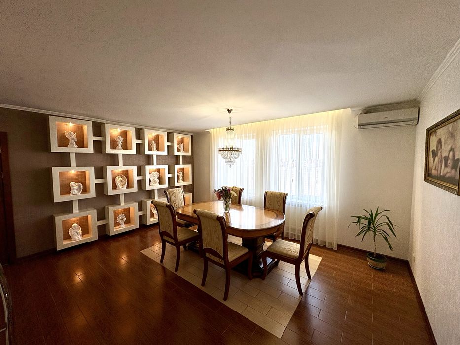 Продам 2-во поверхову квартиру в центрі міста