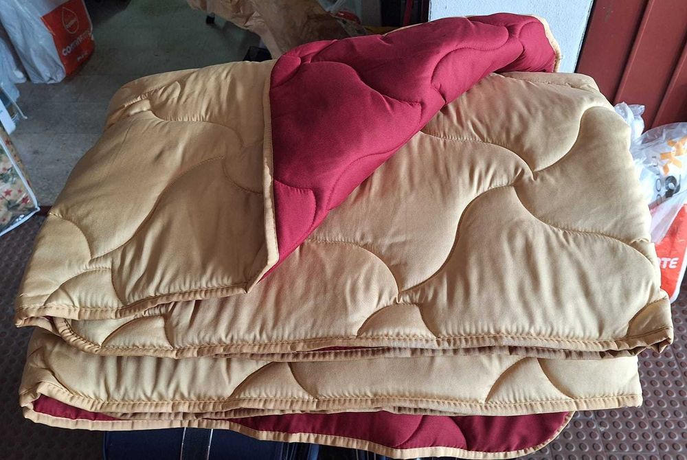 Edredão casal dupla face, dourado e vermelho