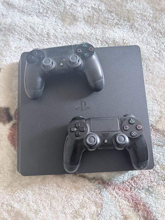PS4 slim 500gb  + 2 comandos originais