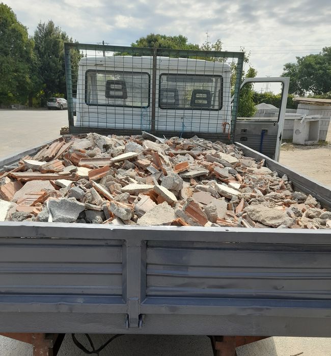 Faço cargas de entulho, madeira...