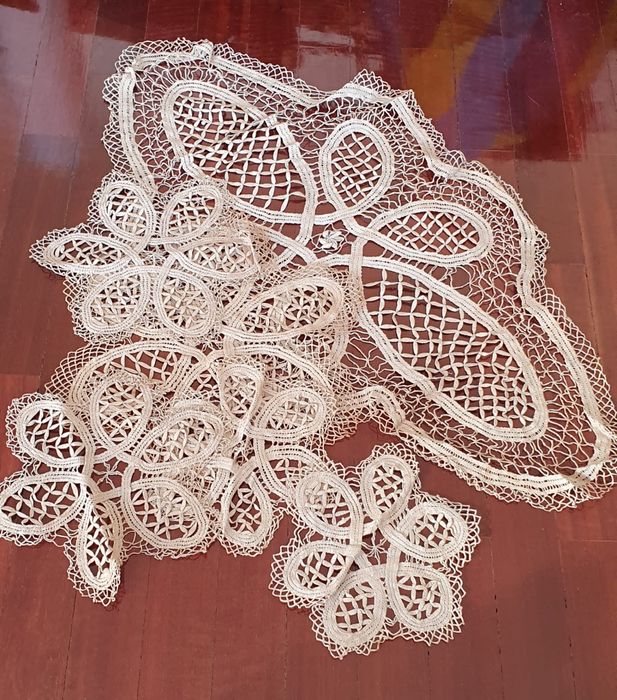 Rendas antigas nunca usadas