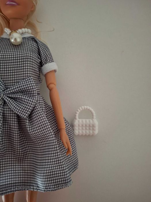 Boneca articulada chinesa tipo Barbie