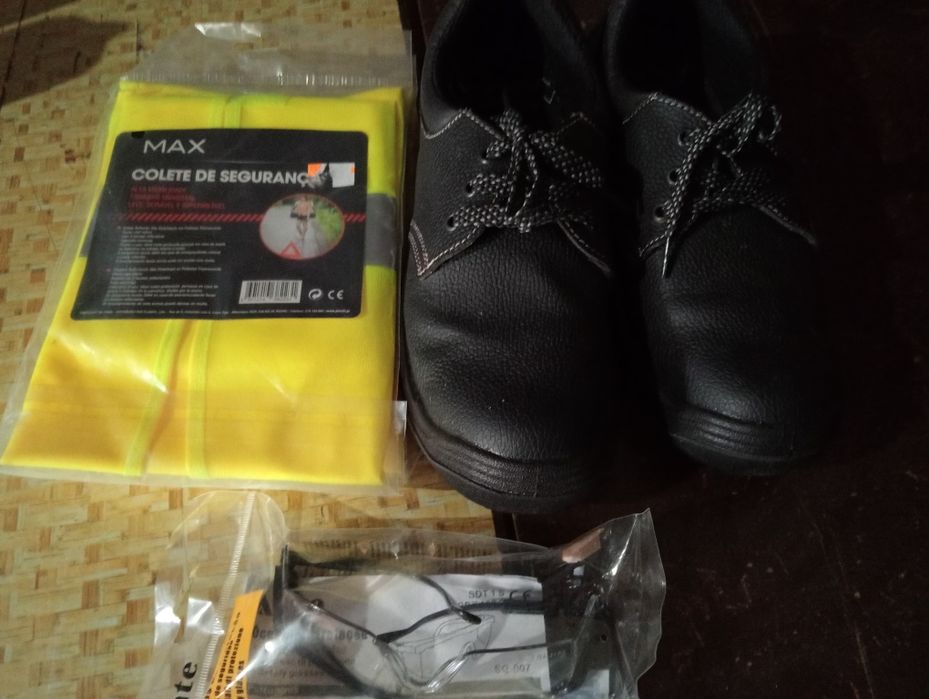 Sapato de biqueira e palmilha d'aço N 43 nova nunca usada