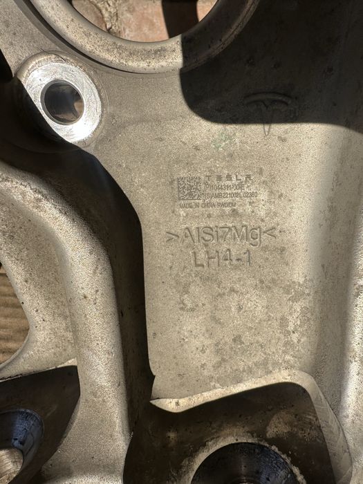 Передний поворотній кулак Tesla/3