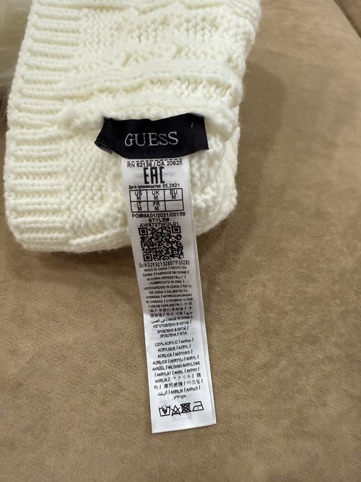 Продам жіночу білу з помпоном шапку Guess