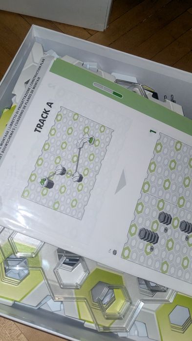 Цікава штука:) можна робити всякі доріжки по яким катиться метал м'яч