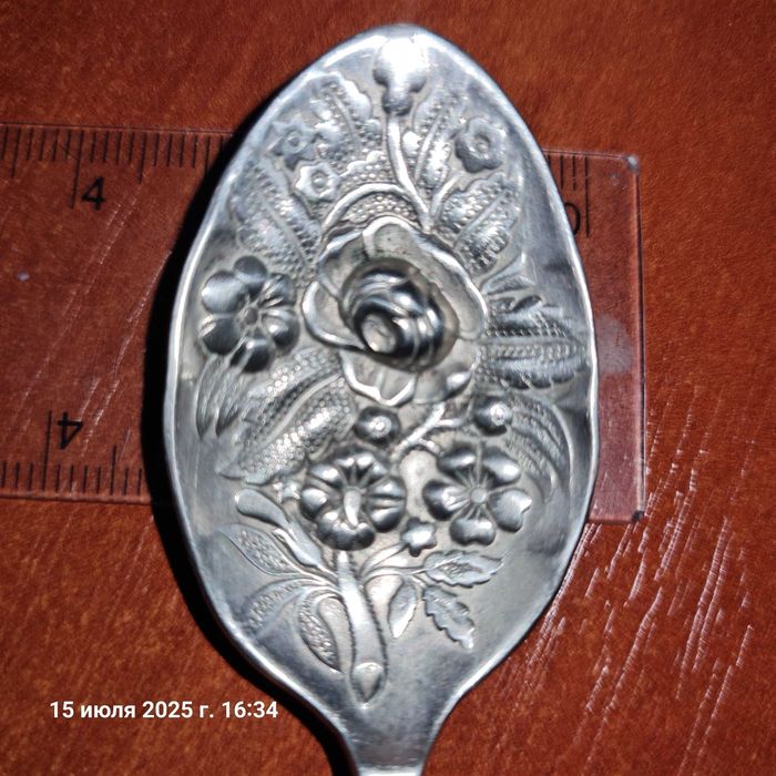 антикварная чайная ложка с узором