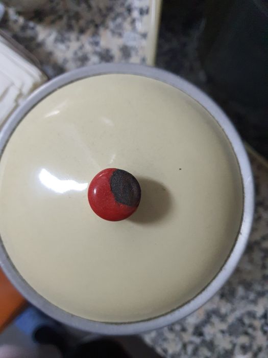 Pote/lata antiga em esmalte