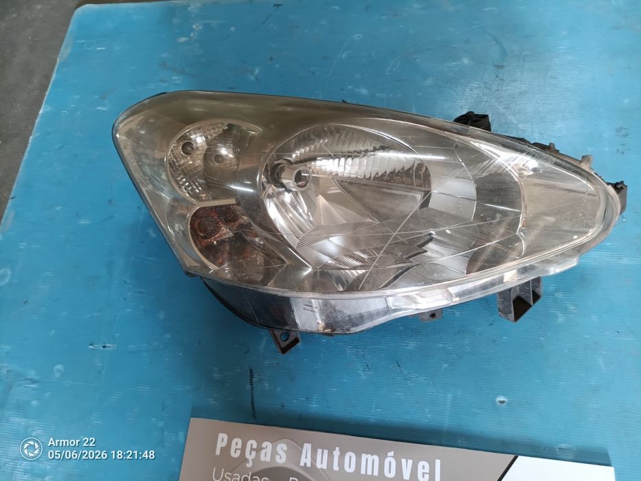 Farol direito Peugeot partner 2015