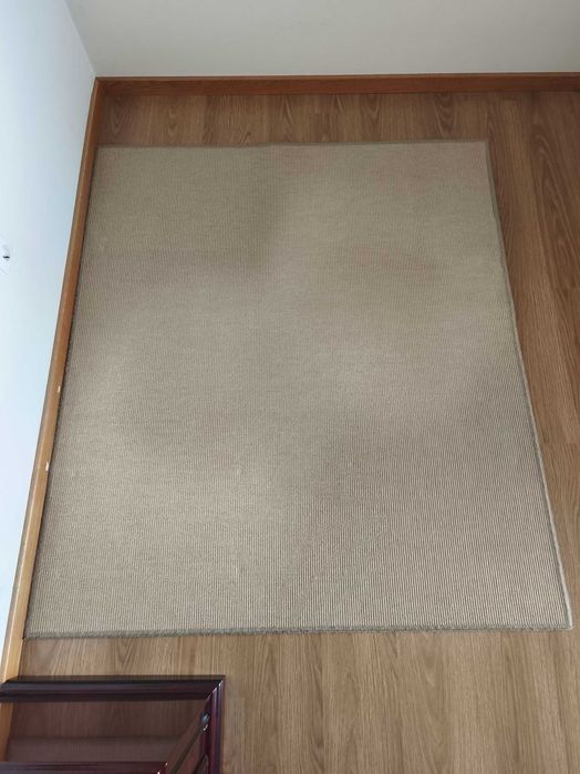 Carpete usada,  com 1,60 m por 1,40 m .