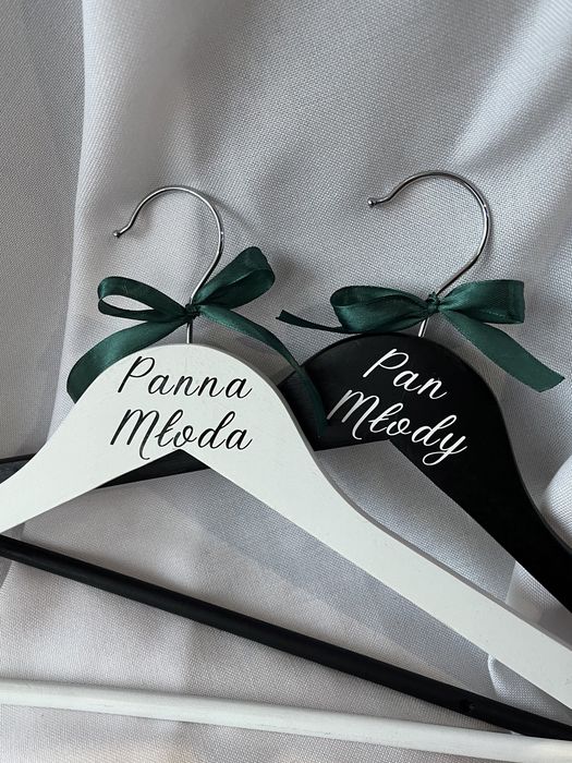 Wieszaki weselne ślubne biało-czarne Panna Młoda Pan Młody