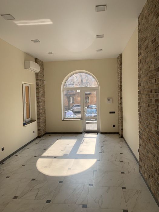 Центр міста! Комерційне приміщення з ремонтом! Перший поверх, фасад