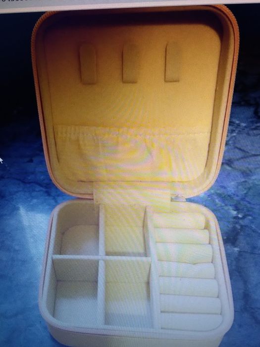 Przenośne pudełko na biżuterię