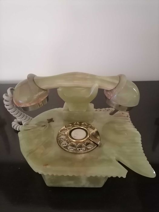 Telefone antigo em mármore