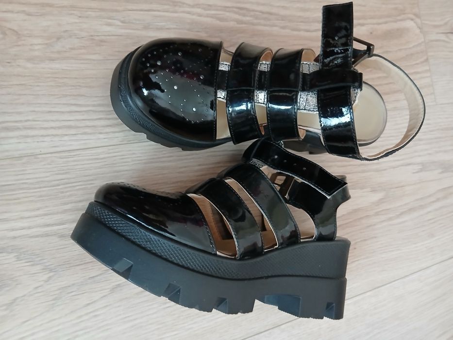 Босоніжки  лакові  36 розміру