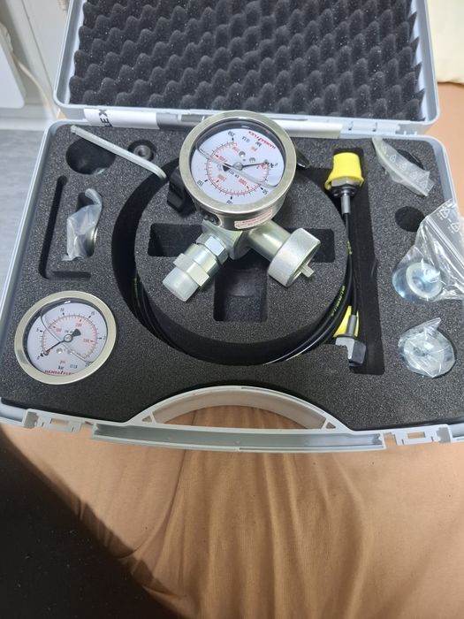 Zestaw diagnostyczny do pomiaru ciśnienia  hydraulicznego.
