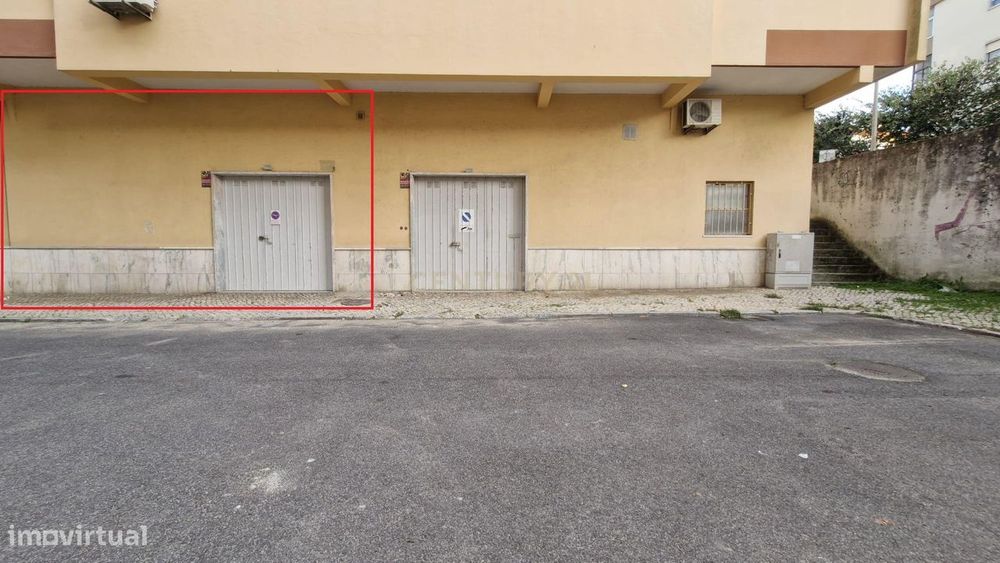 Garagem renovada bem localizada