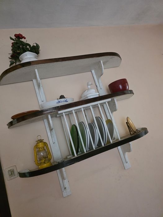 Cama de ferro e peças de casa antigas