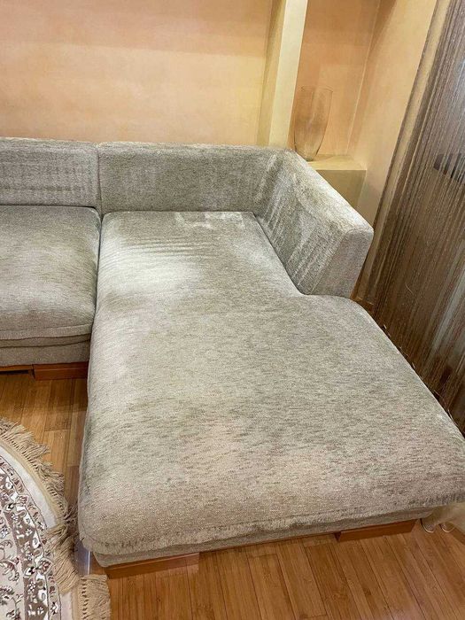 діван у вітальню