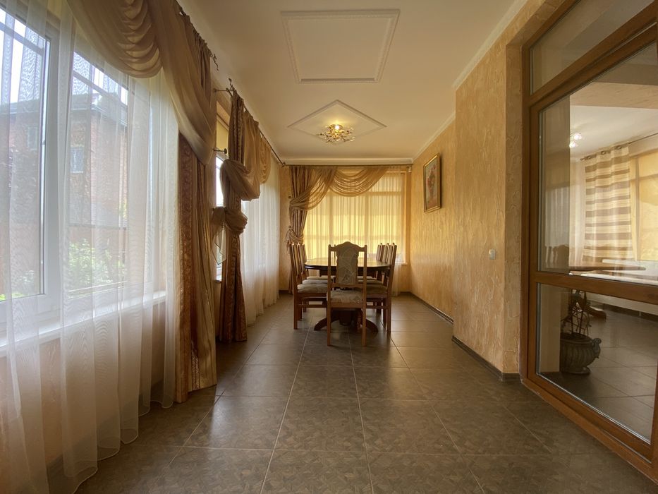 Просторий будинок з ремонтом, меблями та зручним розташуванням