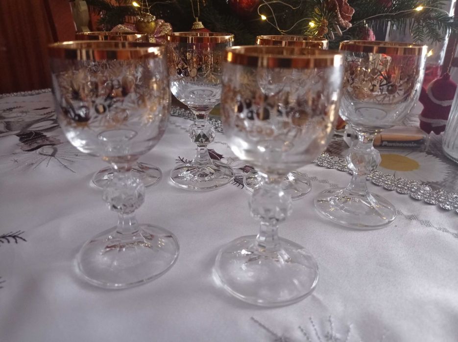 Kieliszki ze zlotym wzorem