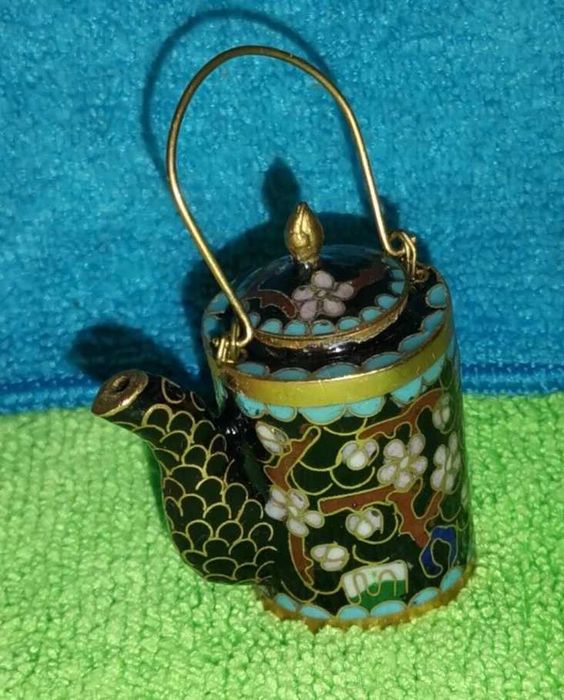 Bule em miniatura decorativo 
feito com a técnica de esmalte cloisonné