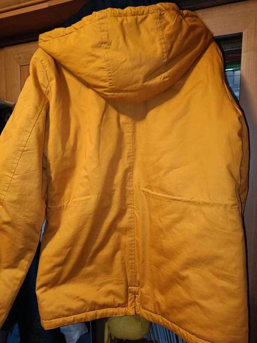 Kurtka w kolorze złotym
