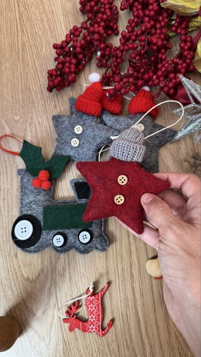 Новорічні іграшки в комплекті зі штучною ялинкою