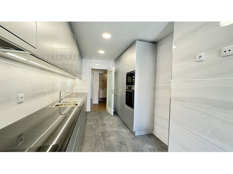 3-Bedroom Apartment with Balcony for Sale in Boavista, Porto. Fr 2.4_3