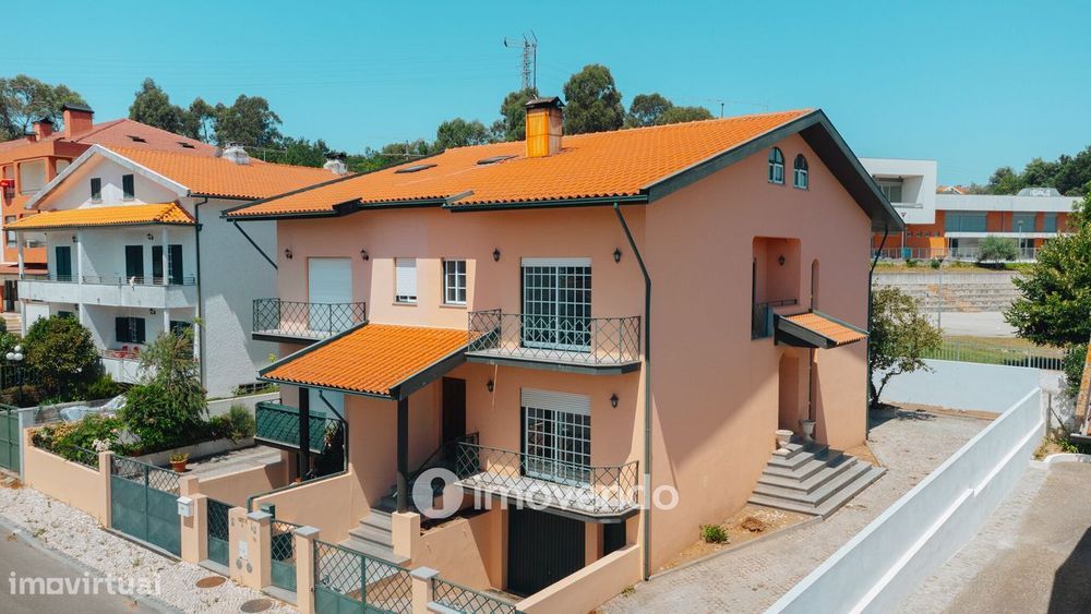 Moradia T3+1 com áreas amplas, garagem e jardim, em Viseu