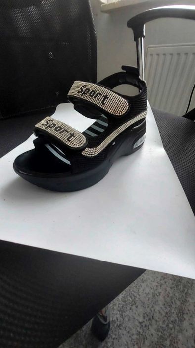 Sportowe, modne sandały z cyrkoniami - nowe