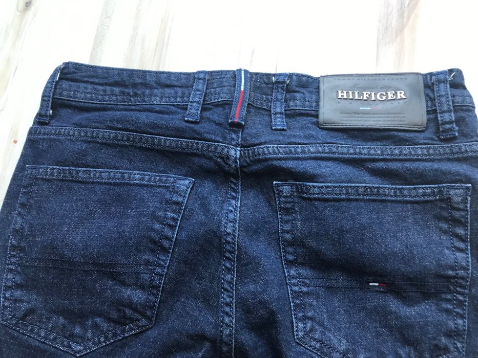 Spodnie marki Tommy Hilfiger, rozmiar na metce 32x34