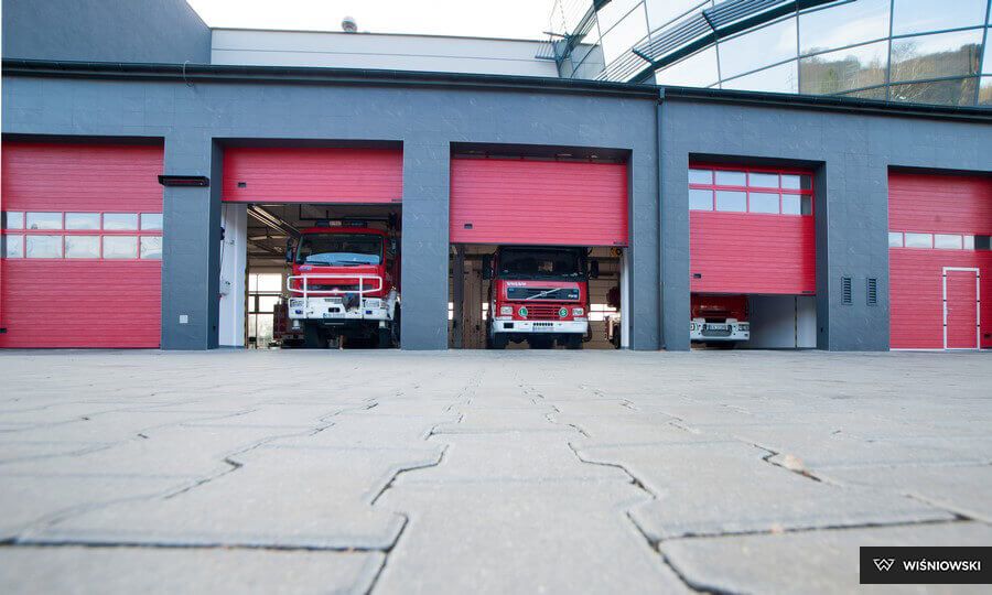 Brama garazowa segmentowa do POLICJI STRAŻY WARSZTATU Wiśniowski