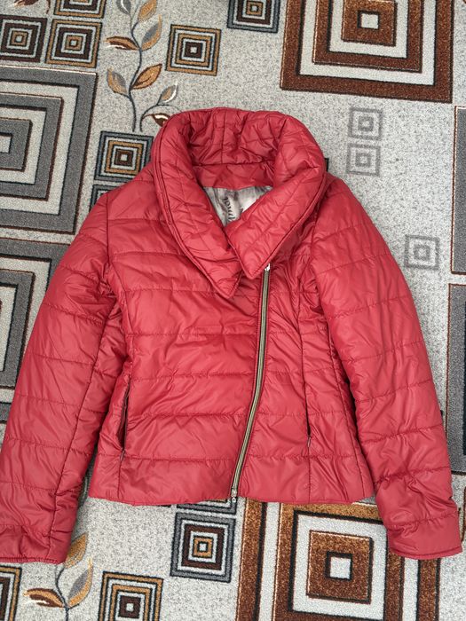 Куртка весняна червона