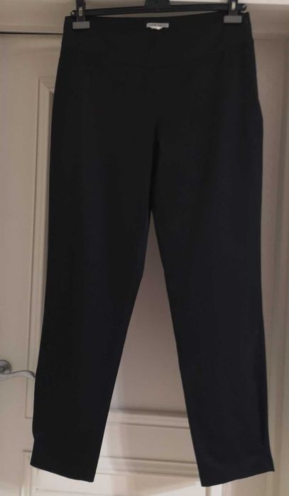 Жіночі брюки чорного кольору.
