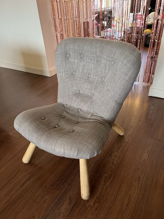 Cadeirão em tecido e madeira