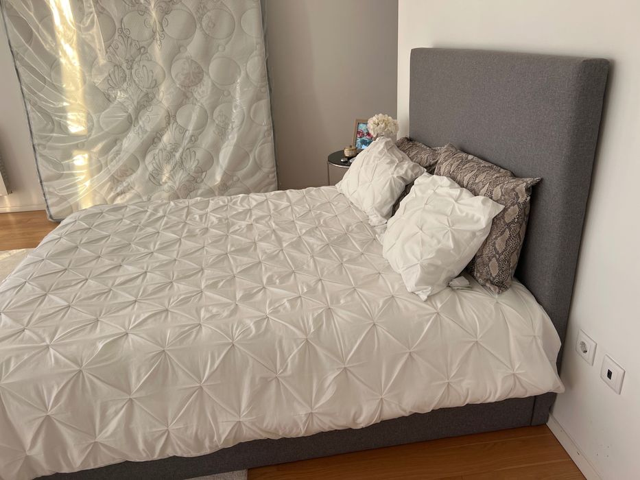 Cama com estrado e colchão 160X190 cm, forrada a tecido cinza escuro