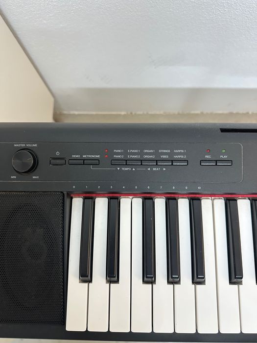Yamaha Piano Digital (piaggero NP-12) + Stand