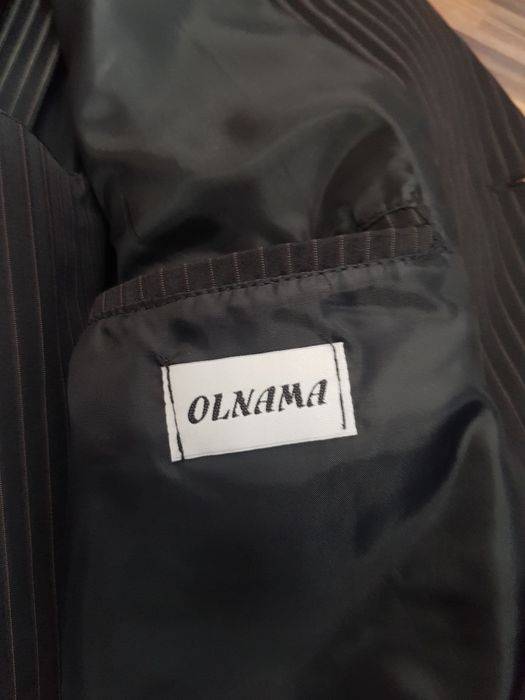 Czarny garnitur w prążki