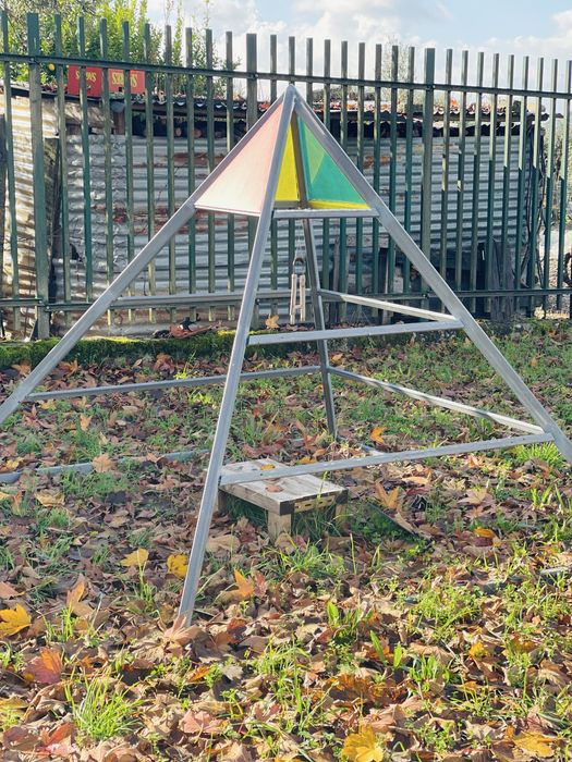 Escultura / Pirâmide de Jardim