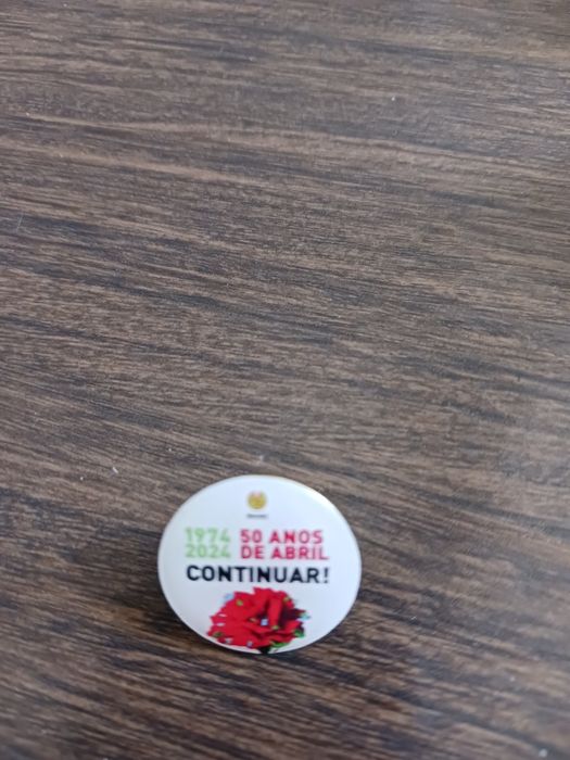 Pin dos 50 anos do 25 de Abril