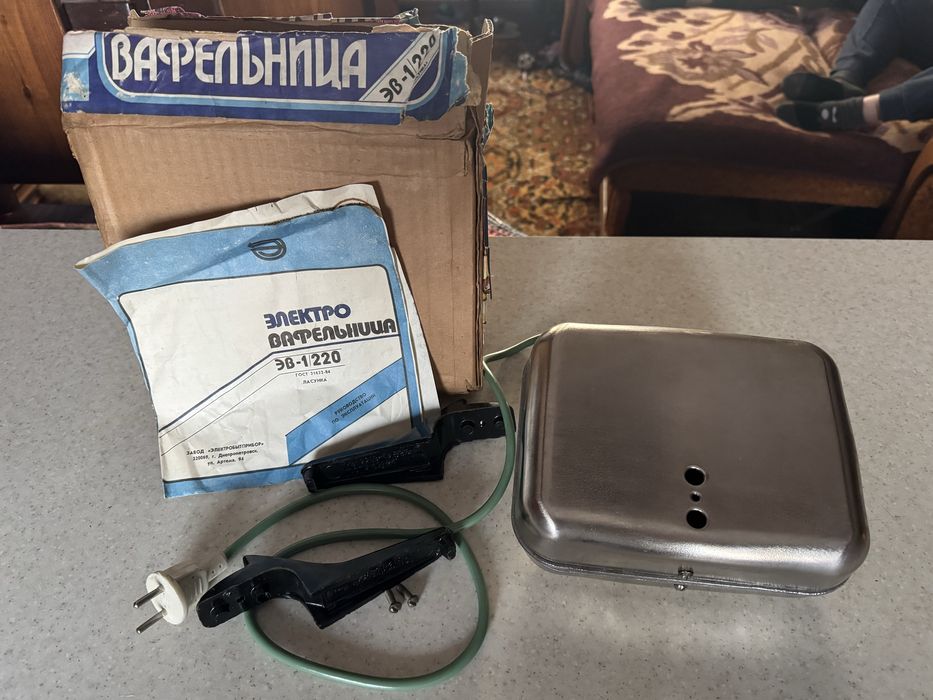 Вафельницу продам