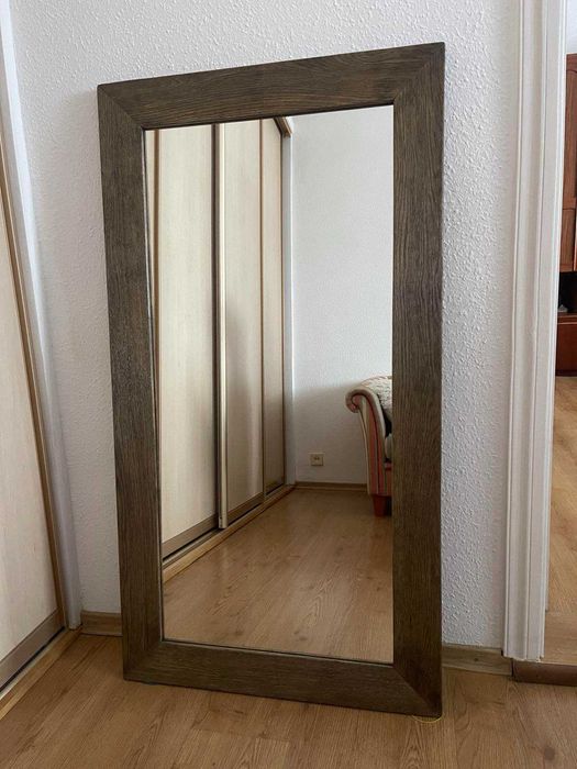 Зеркало дзеркало в дубовій рамі з масива