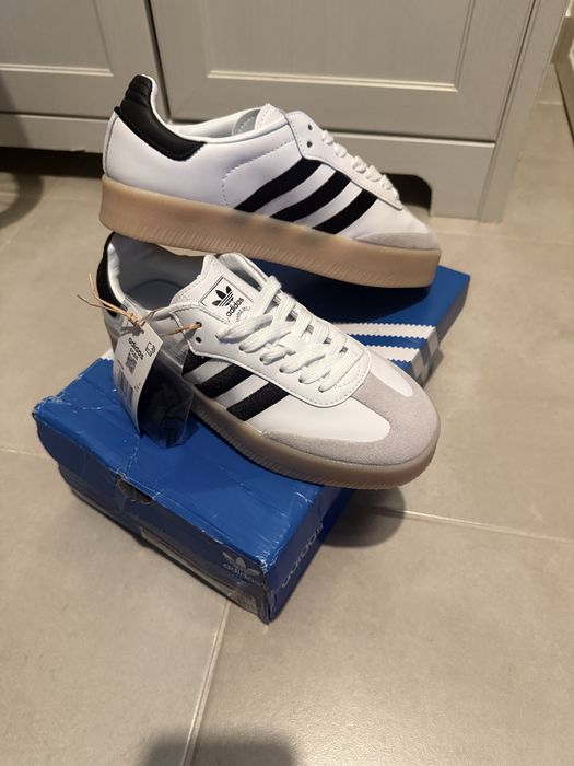 Adidas Samba modelo de mulher