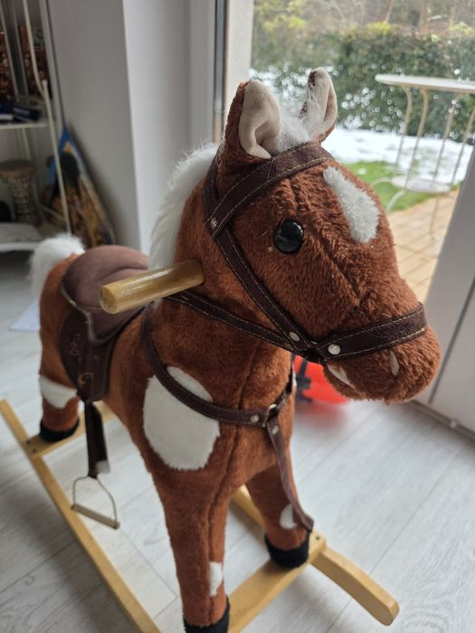 Koń na biegunach zabawka dla dziecka