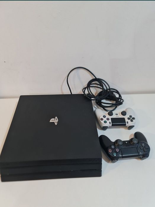 Playstation 4 PRO c/ 2 comandos e oferta de jogo - como nova