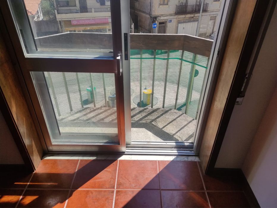 Quarto mobiliado, invidual com varanda. Despesas inclusas, contrato e recibo.
