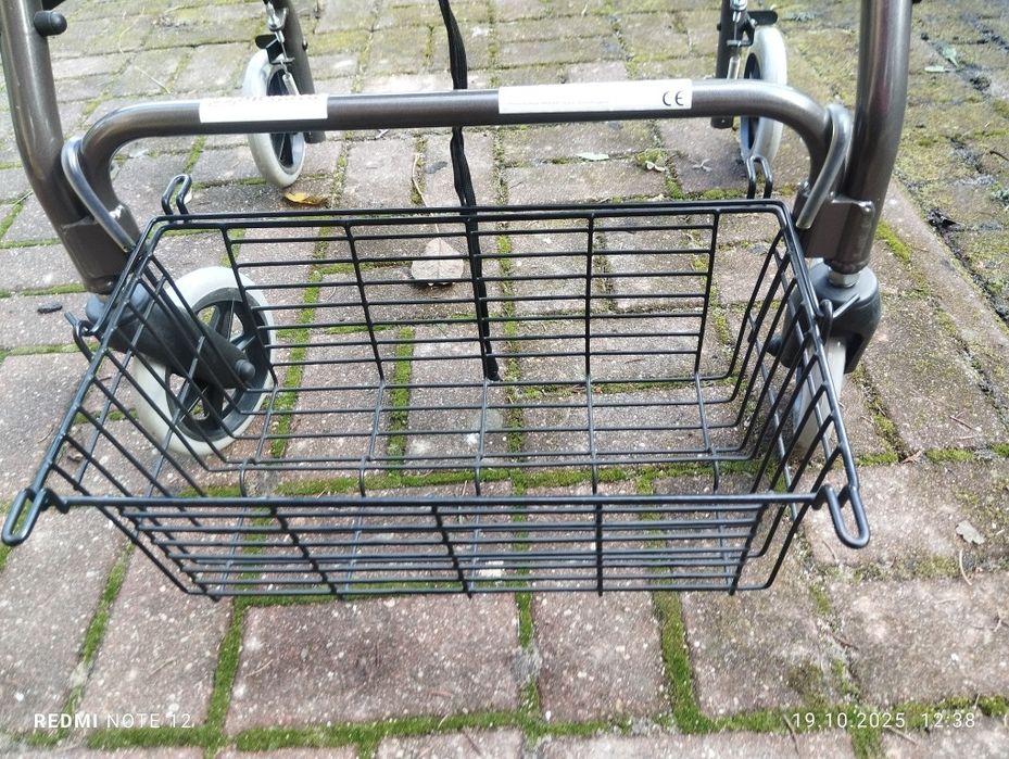 Nowy balkonik chodak składany z siedziskiem i koszem ma zakupy