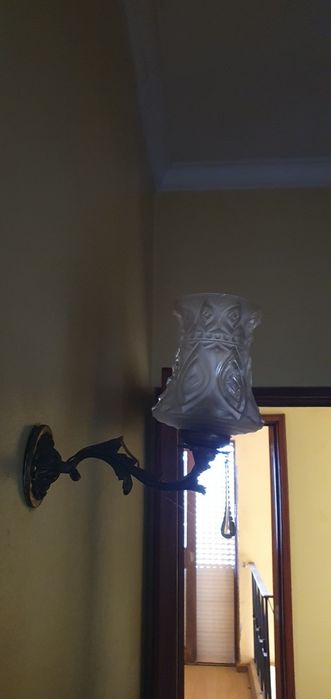 Candeeiro de parede antigo – vidro trabalhado e base em metal