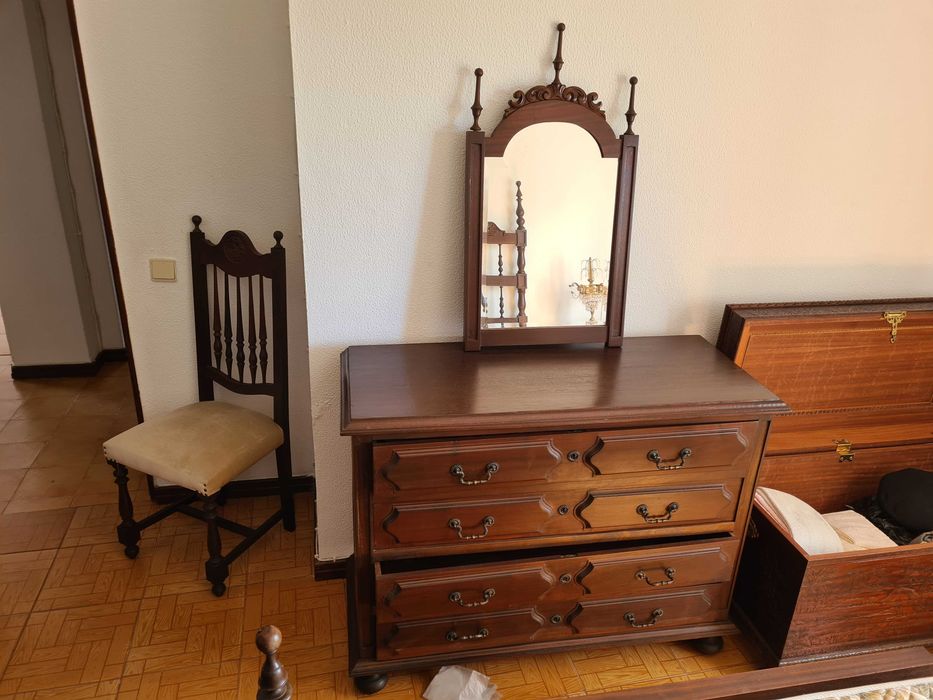 Quarto completo - cama, guarda vestidos, mesas de cabeceira, cómodas